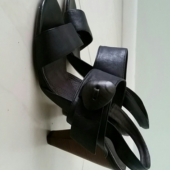 Biviel Leather Architectural Design Boho Sandals Wooden Button Closure - Picture 2 of 4